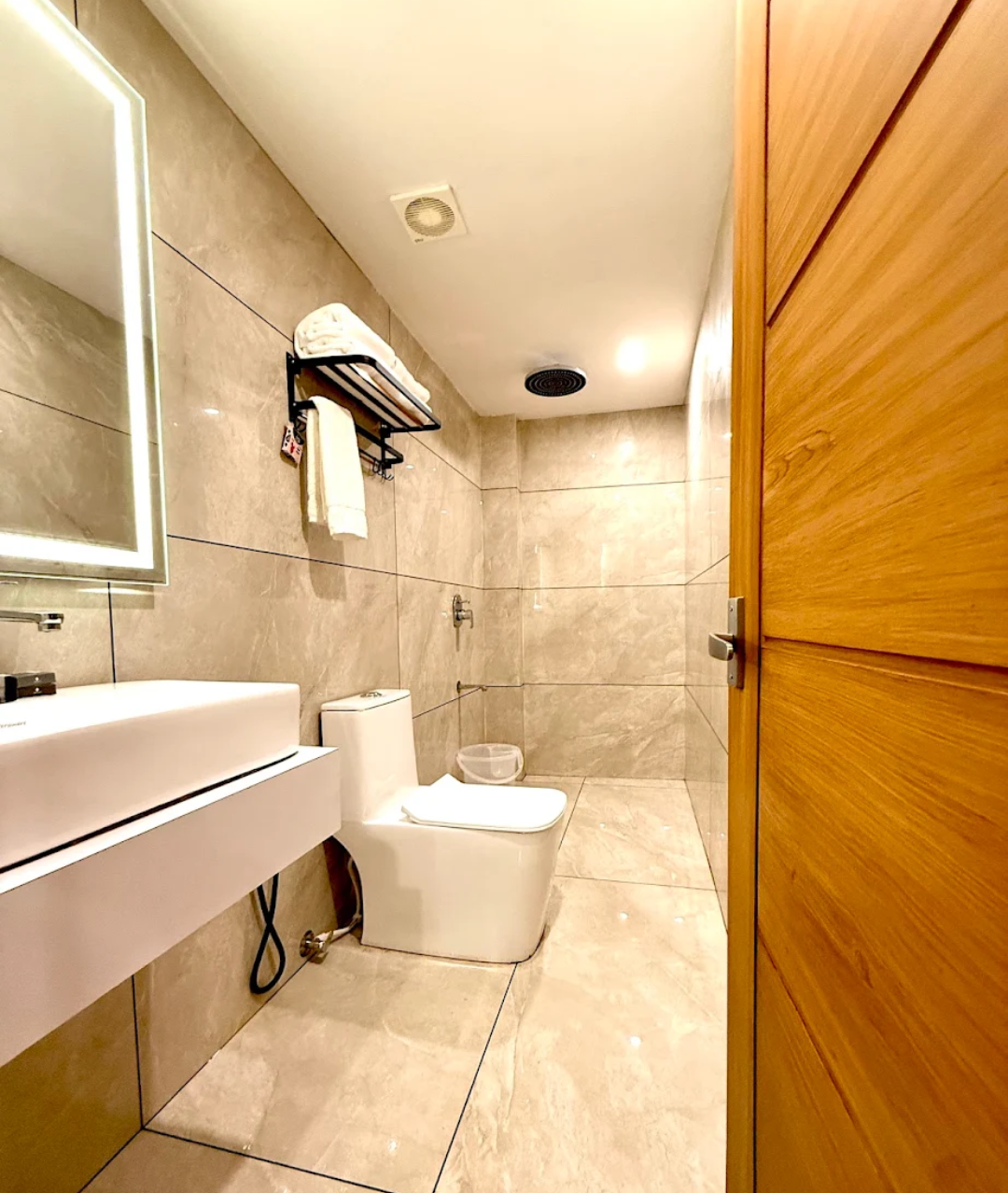 Modern Luxury Hotel Bathroom | Elegant & Minimalist Interior